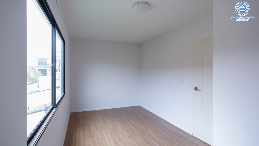 ทาวน์เฮ้าส์มือสองย่านนนทบุรี ม.บ้านกลางเมือง ปิ่นเกล้า-จรัญฯ เนื้อที่กว้าง 21.50 ตร.ว. ฟังก์ชัน 3 ห้องนอน 3 ห้องน้ำ ที่จอดรถ 2 คัน บ้านสภาพเหมือนใหม่ แต่งสวยพร้อมเข้าอยู่ ใกล้รถไฟฟ้าสายสีแดง "สถานีบางบำหรุ" และทางด่วน "ศรีรัช" จองเลย!